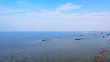 4K航拍洪泽湖水路运输航道船运船只视频的预览图